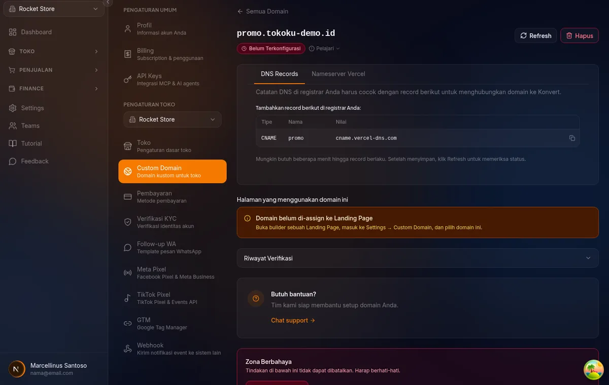 halaman detail domain di /settings/domains — header nama domain dengan badge status, tab DNS Records aktif menampilkan tabel Tipe/Nama/Nilai