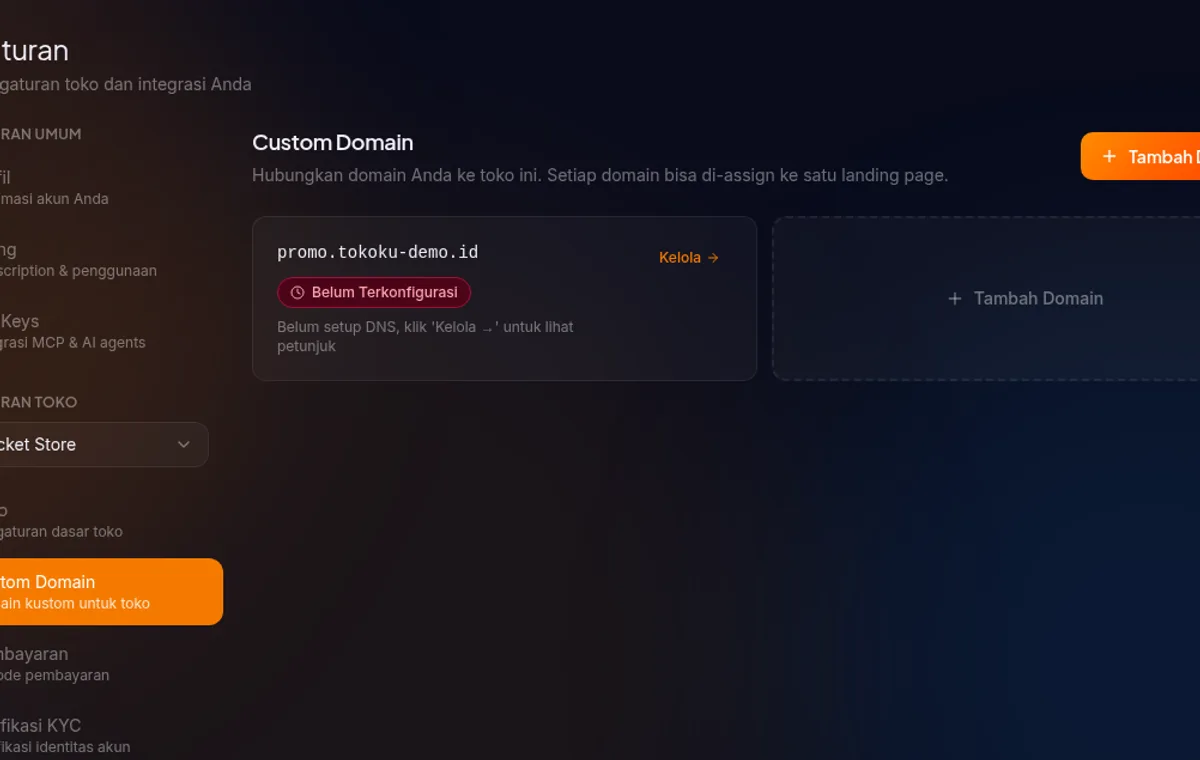 halaman kosong di /settings/domains — ikon Globe, judul "Hubungkan domain Anda", tombol "Tambah Domain Pertama"